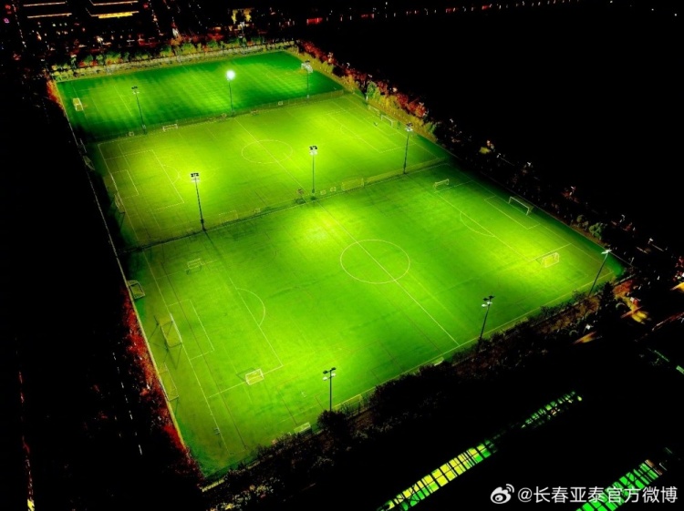 长春市足球青训中心多块灯光球场焕新启用 长春市足球青训中心多块灯光球场焕新启用