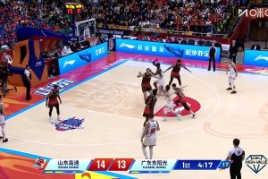[阿祖布克暴扣]徐杰持球突破送出高抛妙传，阿祖布克起飞接球双手暴力灌筐！